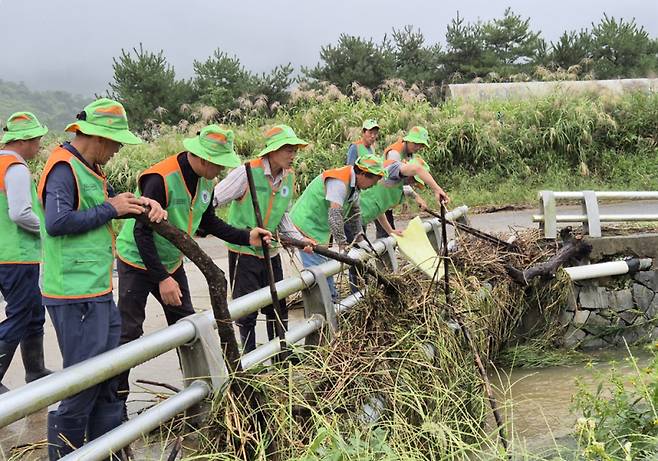 전남형 마을 안전지킴이는 지역 실정을 가장 잘 아는 지역 주민이 재해 위험지역·시설을 직접 예찰하고 고령자, 장애인 등 거동이 불편한 분들을 위험에 노출 전 즉시 전남도와 함께 인명피해를 예방하게 된다. 영암군 자율방재단이 풍수해 복구작업을 벌이고 있다. /전남도