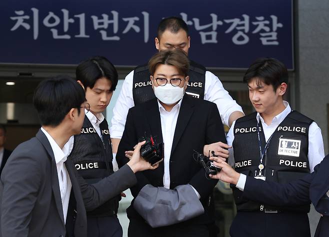 음주 뺑소니 혐의를 받는 가수 김호중이 31일 오전 서울 강남구 강남경찰서에서 검찰로 송치되며 취재진의 질문에 답하고 있다. 연합뉴스