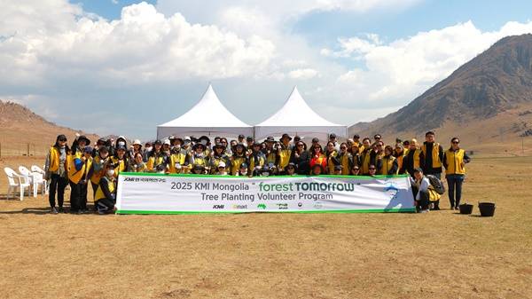 KMI 임직원들이 12일 몽골에서 진행된 ‘나무심기 봉사활동’에 참여해 기념 촬영을 하고 있다. KMI한국의학연구소 제공