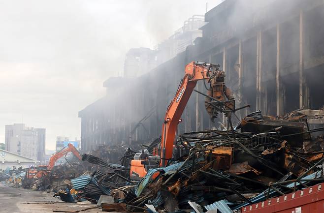 금호타이어 광주공장 화재 발생 사흘째인 19일 광주 광산구 금호타이어 2공장 화재 현장에서 중장비를 동원해 잔해 제거작업하고 있다. 연합뉴스