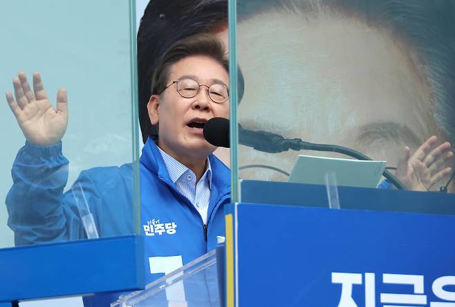 더불어민주당 이재명 대선 후보가 20일 경기 의정부 로데오거리에서 열린 유세에서 시민들에게 지지를 호소하고 있다.&nbsp; 연합뉴스