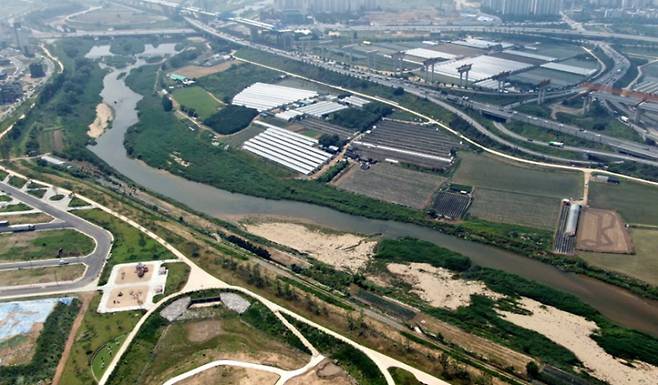 아산시가 곡교천 5.6km구간을 명품 수변공원으로 조성할 계획이다. 사진은 봉강교 주변 곡교천. 아산시