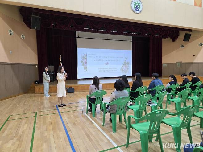 충남교육청은 20일 공주정명학교에서 도내 특수학교 교원을 대상으로 '성찰 중심 수업나눔 장학'을 진행했다.