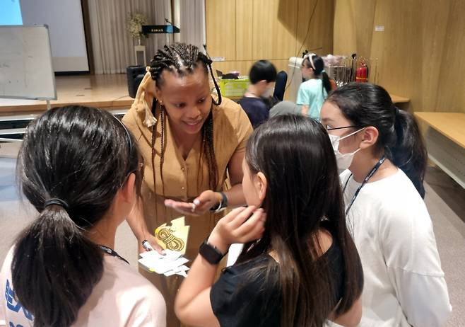 비슬산 유스호스텔에서 진행하는 숲속 영어마을이 큰 인기를 얻고있다. 부산글로벌빌리지 제공&nbsp;