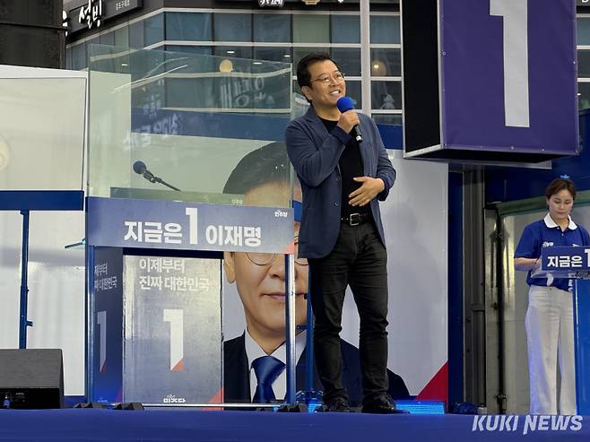 배우 이기영이 20일 경기 김포 구래동 문화의거리에서 이재명 후보 지지 발언을 하고 있다. 송금종 기자&nbsp;