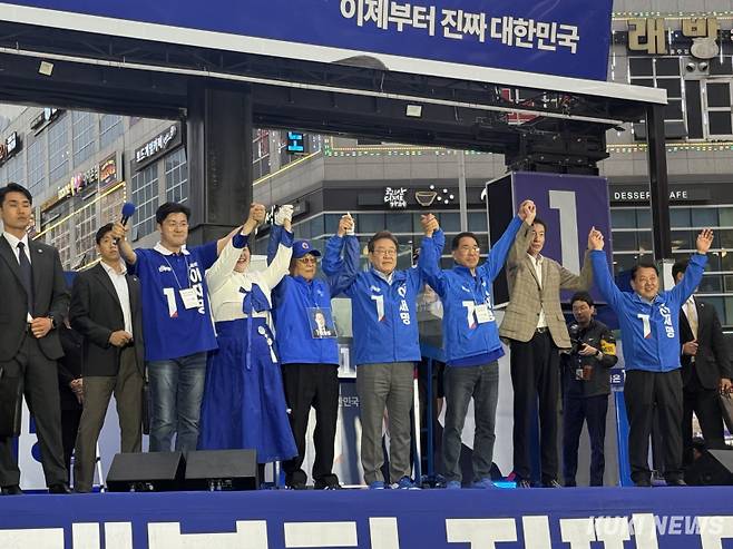 이재명 더불어민주당 대선 후보가 20일 오후 경기 김포시 구래동 문화의거리 유세장에서 지지자들과 손을 잡고 인사하고 있다. 송금종 기자&nbsp;