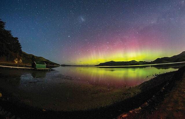 뉴질랜드 남섬 더니든에서 관측된 오로라의 모습. 오타고 박물관의 이안 그리핀 박사가 2017년 12월 찍은 사진으로 북극광 못지않게 화려한 남반구 오로라가 밤하늘 은하수를 배경으로 아름답게 펼쳐져 있다. 뉴시스