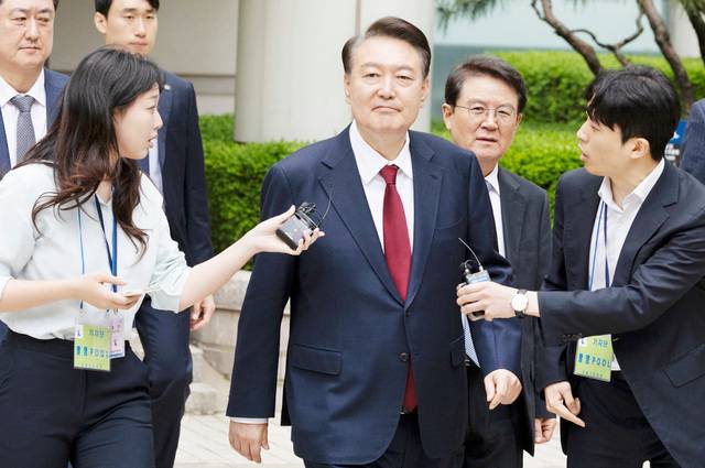 내란 우두머리 혐의 등으로 기소된 윤석열 전 대통령이 19일 서울 서초구 서울중앙지법에서 진행된 오전 공판을 마친 뒤 기자들 질문을 받으며 이동하고 있다. 윤 전 대통령은 비상계엄에 대해 사과할 뜻이 있느냐는 등의 질문에 “변호인이 얘기하시죠”라고만 말했다. 사진공동취재단