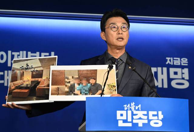 노종면 더불어민주당 중앙선거대책위원회 대변인이 19일 서울 여의도 당사에서 지귀연 서울중앙지법 부장판사의 유흥업소 접대 의혹 관련 사진을 공개하고 있다. 민주당은 지 부장판사가 이날 법정에서 의혹을 전면 부인하자 “당장 법복을 벗겨야 한다”며 맞대응에 나섰다. 최현규 기자