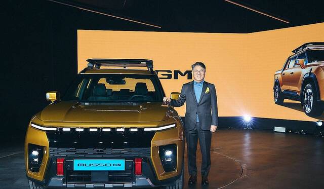 지난 3월 5일 경기 평택시 KGM 본사에서 열린 '무쏘 EV' 출시 신차발표회에서 곽재선 KGM 회장이 차량 옆에서 포즈를 취하고 있다. KGM 제공