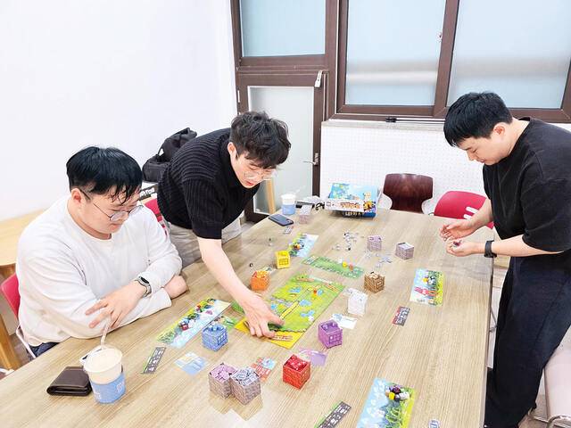 경기도 성남 만나교회 소그룹 ‘밑장빼기’ 소속 청년들이 지난 17일 교회에서 보드게임을 하고 있다. 교회 제공