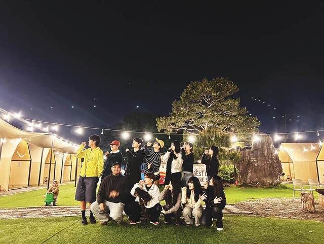 한소망청년교회 청년들이 지난달 경기도 파주의 한 캠핑장에서 소모임에 참여한 뒤 기념촬영을 하고 있다. 교회 제공