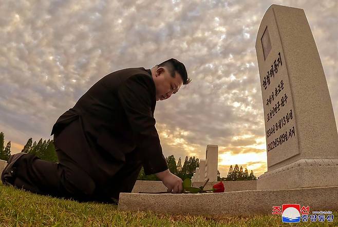 김정은 북한 국무위원장이 지난 18일 후계자 시절 스승인 현철해 3주기를 맞아 묘소를 찾아 참배했다고 조선중앙통신이 19일 보도했다.
