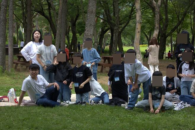 우리들의크리스천커뮤니티 소속 봉사단체 우크브릿지의 청년들이 지난 17일 과천 어린이대공원에서 보육원 '신명아이마루' 아이들과 함께 간 나들이에서 촬영한 사진. 우리들의크리스천커뮤니티 제공