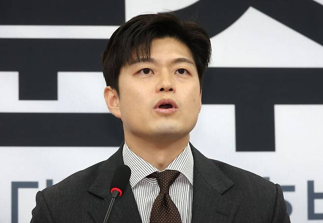 김용태 국민의힘 비상대책위원장이 20일 서울 여의도 국회에서 김문수 후보 배우자 설난영, 이재명 더불어민주당 후보 배우자 김혜경 여사 등 대통령 후보 배우자 TV 토론을 제안하고 있다. 연합뉴스