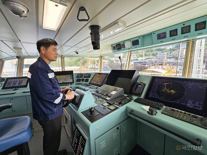 360도 회전이 가능한 아지무스 스러스터와 자동위치제어 시스템(DP)을 갖춘 이어도2호의 조타실에서, 진성일 선장이 항해 장비를 점검하고 있다.