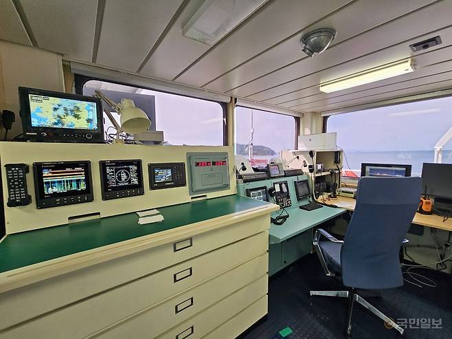 이어도2호 조타실 내부. 수심과 해저 지형을 탐색하는 각종 항해 장비가 설치돼 있으며, 선체 전후좌우를 살필 수 있는 넓은 창과 조타석이 눈에 띈다.