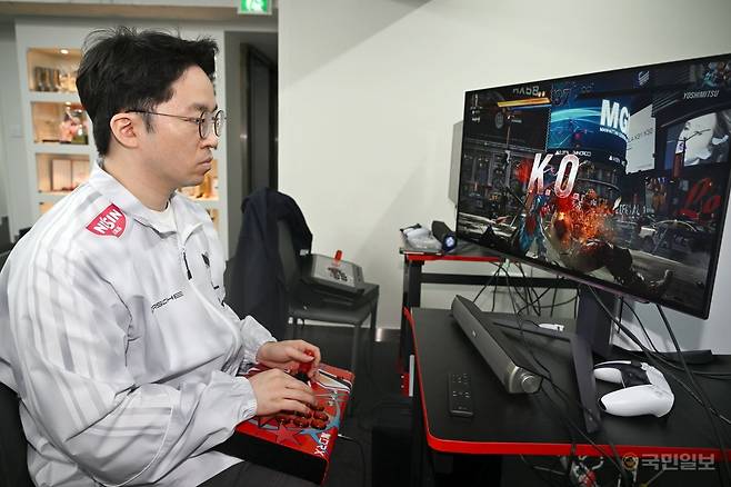 프로게이머 배재민(닉네임 무릎)이 19일 서울 마포구 DRX 사무실에서 인터뷰 전 직접 게임을 플레이하고 있다. 이한형 기자