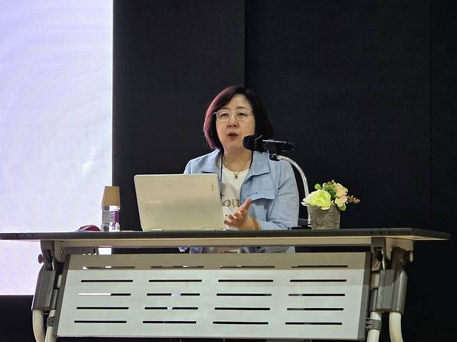 조인효 교수가 20일 경기도 용인 HL인재개발원에서 목회자와 사모를 대상으로 돌봄클리닉 강의를 진행하고 있다.