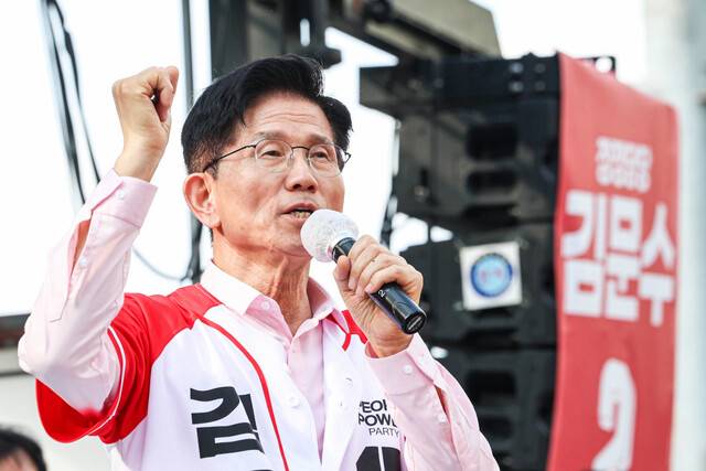 김문수 국민의힘 대선후보가 20일 오후 서울 강동구 광진교 남단사거리 앞에서 열린 강동을 새롭게 유세에서 지지를 호소하고 있다. 최현규 기자