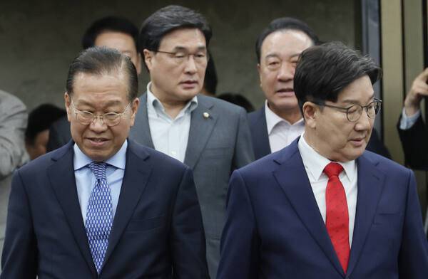 국민의힘 권영세 비상대책위원장(왼)과 권성동 원내대표(오). 연합뉴스