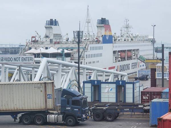 지난 19일 인천항국제여객터미널에서 접안 중인 단둥페리 동방명주8호. 이병기기자