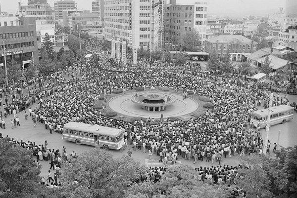 ▲1980년 5월 광주 시민들. 촬영자=나경택, 사진=5·18기념재단