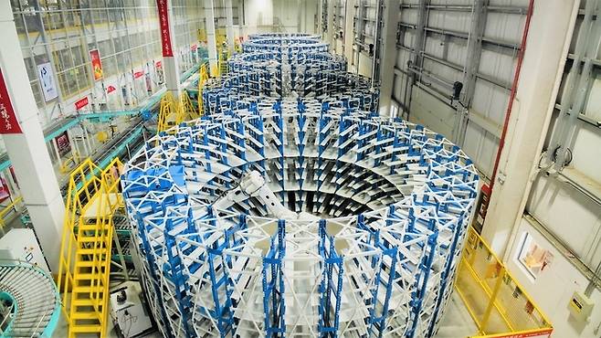 중국 이커머스 징둥의 베이징 ‘아시아 1호 ’ 스마트 물류센터 내부에서 로봇이 품목·지역별로 택배를 분류하고 있는 모습. 로봇은 외부에 직접 공개하지는 않았다. [사진 제공 = 징둥]