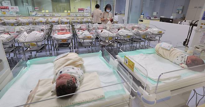 인천 미추홀구 아인병원에서 의료진이 신생아들을 보살피고 있다. 연합뉴스