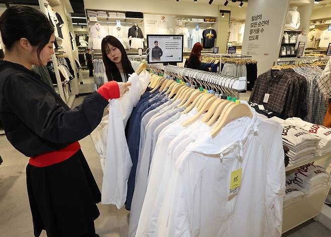 지난 12일 스파오 명동점에 진열된 바람막이.[사진출처=연합뉴스]