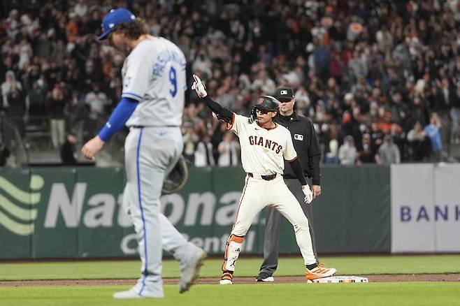 샌프란시스코의 이정후가 20일 열린 MLB 정규리그 캔자스시티와 경기에서 8회말 2루타를 치고 세리머니를 선보이고 있다. AP연합뉴스