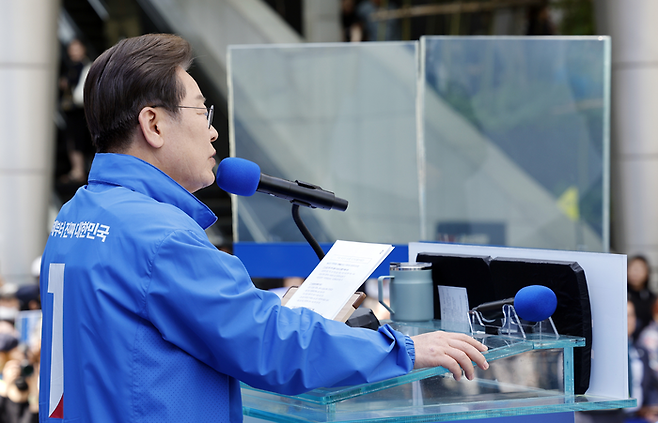 이재명 더불어민주당 후보가 19일 서울 용산역 광장에서 방탄 유리막을 치고 유세하는 모습. [사진제공=연합뉴스]