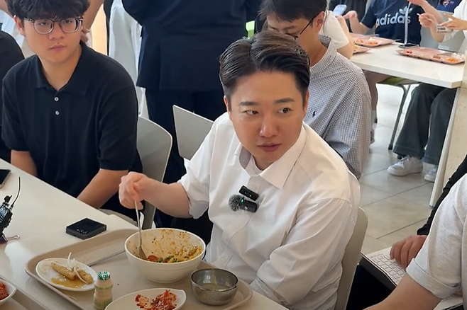 20일 이준석 개혁신당 대선 후보가 광주에서 대학생들과 학식을 먹으며 이야기를 나누는 모습. [사진 출처 = 이준석 유튜브 채널 캡처]