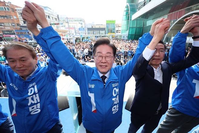 지난 13일 경북 구미역 광장에서 유세활동을 하고 있는 이재명 더불어민주당 후보. 최근 지지율이 50%를 돌파했다.[뉴스1]