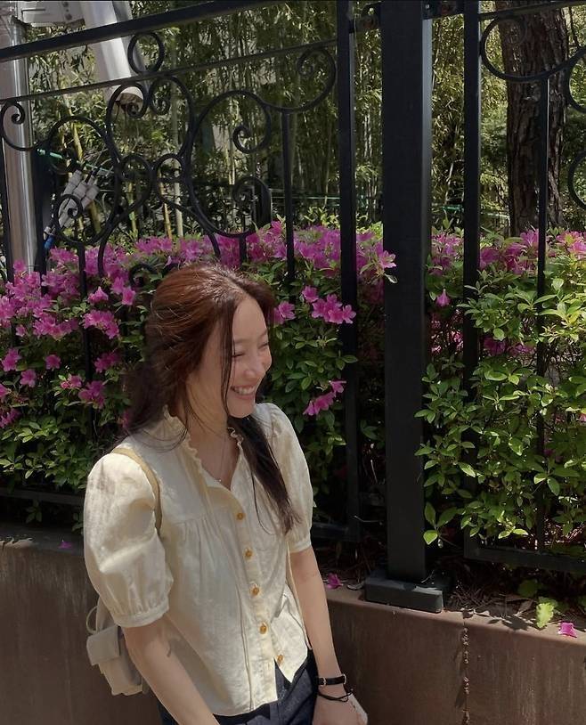 정려원은 퍼프소매가 사랑스럽게 연출된 크림 컬러 블라우스에 생지 데님 팬츠를 매치해 꾸미지 않은 듯 세련된 스타일을 완성했다.사진=정려원 SNS