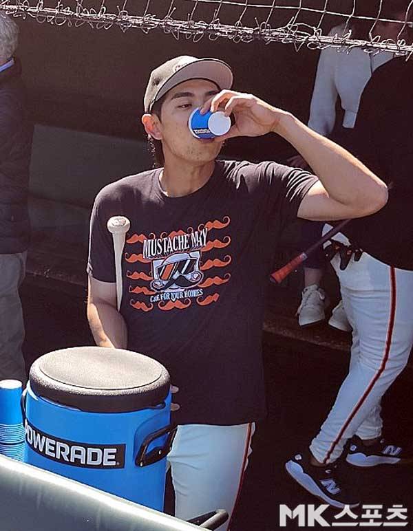 샌프란시스코의 이정후가 훈련을 앞두고 물을 마시고 있다. 사진(美 샌프란시스코)= 김재호 특파원