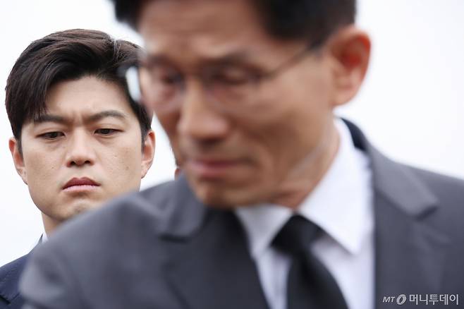 (광주=뉴스1) 이광호 기자 = 김문수 국민의힘 대통령 후보와 김용태 비상대책위원장이 17일 광주 북구 국립 5·18 민주묘지를 찾아 박관현 열사 묘역에서 참배하고 있다.  2025.5.17/뉴스1  Copyright (C) 뉴스1. All rights reserved. 무단 전재 및 재배포,  AI학습 이용 금지. /사진=(광주=뉴스1) 이광호 기자