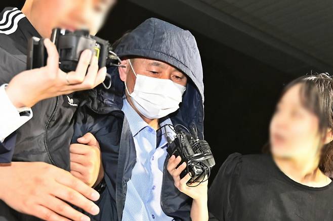 경기 시흥시에서 2명을 살해하고 2명에게 흉기를 휘둘러 다치게 한 혐의로 긴급 체포된 차철남이 지난 19일 오후 경기 시흥경찰서로 압송되는 모습./사진=뉴시스