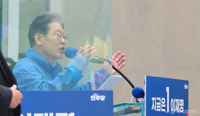 [서울=뉴시스] 권창회 기자= 이재명 더불어민주당 대선후보가 19일 서울 용산구 용산역광장에서 열린 집중유세에서 지지호소를 하고 있다. 2025.05.19. kch0523@newsis.com /사진=권창회