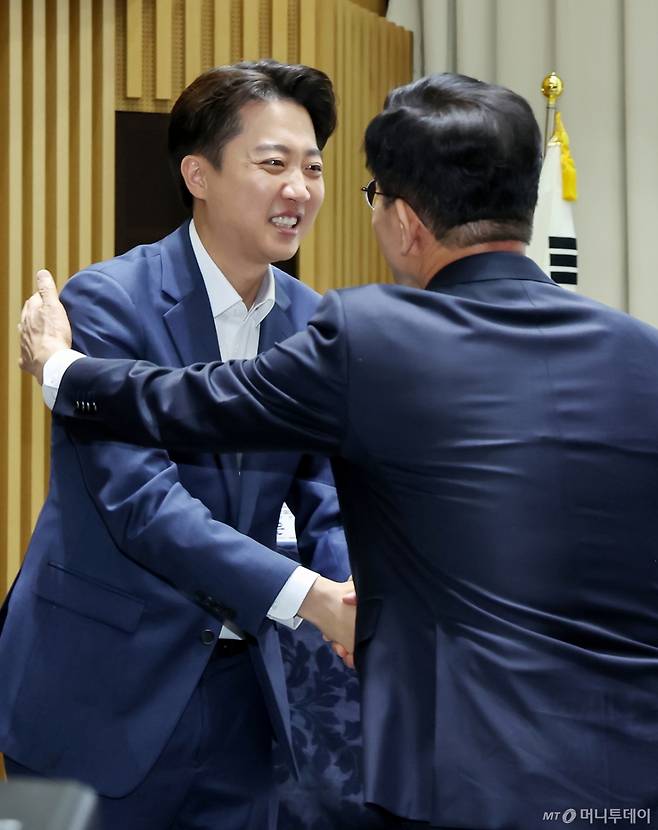 김문수 국민의힘 대통령 후보(오른쪽)와 이준석 개혁신당 대통령 후보가 19일 오전 서울 중구 서울시청에서 열린 '약자와 동행하는 서울 토론회'에 참석해 악수를 나눈 뒤 격려하고 있다. 2025.5.19/뉴스1  Copyright (C) 뉴스1. All rights reserved. 무단 전재 및 재배포,  AI학습 이용 금지. /사진=(서울=뉴스1) 민경석 기자