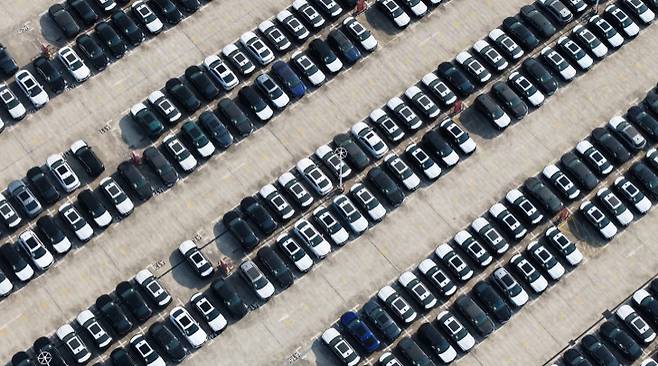 18일 중국 상하이에 있는 GM의 완성차 인도 기지에 주차된 GM 차량들 /AFPBBNews=뉴스1