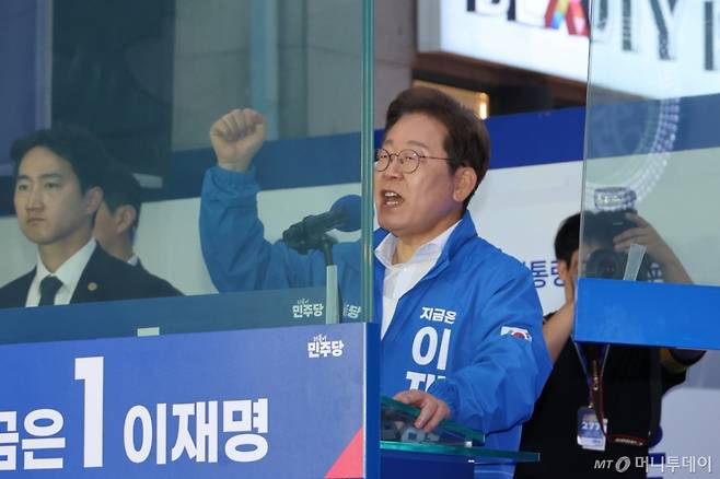 [서울=뉴시스] 권창회 기자 = 이재명 더불어민주당 대선 후보가 19일 서울 마포구 KT&G 상상마당 인근에서  방탄유리가 설치된 유세차에 올라 유세하고 있다. (공동취재) 2025.05.19. photo@newsis.com /사진=