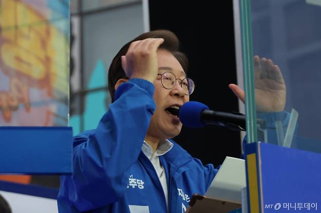 [서울=뉴시스] 권창회 기자 = 이재명 더불어민주당 대선 후보가 19일 서울 마포구 KT&G 상상마당 인근에서  방탄유리가 설치된 유세차에 올라 유세하고 있다. (공동취재) 2025.05.19. photo@newsis.com /사진=