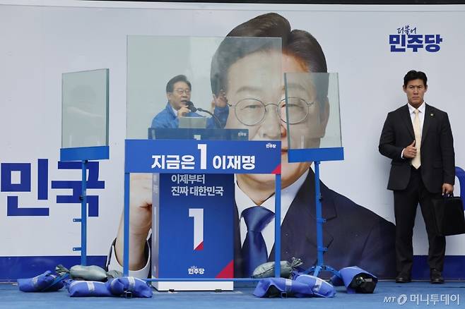 (의정부=뉴스1) 안은나 기자 = 이재명 더불어민주당 대통령 후보가 수도권 표심잡기에 나선 20일 경기 의정부시 태조이성계상 앞에서 유세를 펼치고 있다. 2025.5.20/뉴스1  Copyright (C) 뉴스1. All rights reserved. 무단 전재 및 재배포,  AI학습 이용 금지. /사진=(의정부=뉴스1) 안은나 기자