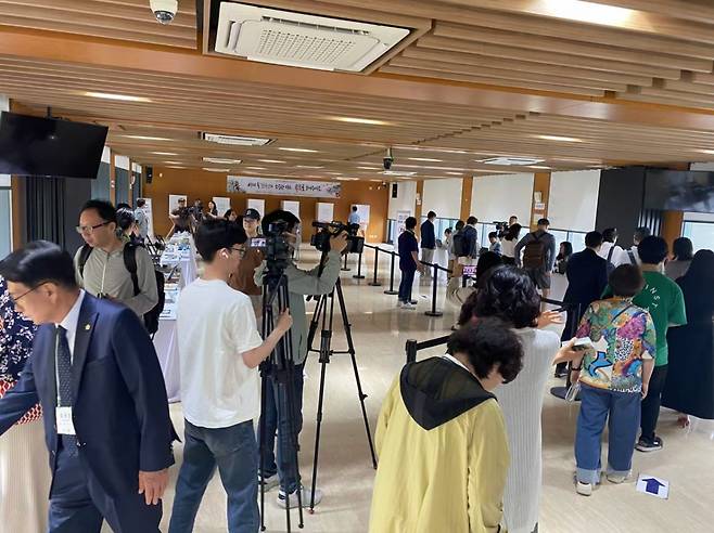 주중대한민국대사관에 마련된 투표소에 교민들이 몰려들어 투표에 참여하고 있다./사진=우경희 기자