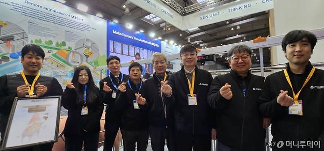 지난 해 11월 독일 하노버에서 열린 세계 최대 축산박람회 '2024EuroTier'에 참가한 서만형 대표이사 등 엠트리센 관계자들이 환하게 웃고 있다. /사진=정혁수 /사진=정혁수