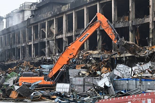 [광주=뉴시스] 이영주 기자 = 금호타이어 광주공장 화재 나흘째인 19일 오전 광주 광산구 금호타이어 제2공장에서 원활한 화재 진화를 위한 잔재물 처리 작업이 진행되고 있다. leeyj2578@newsis.com /사진=