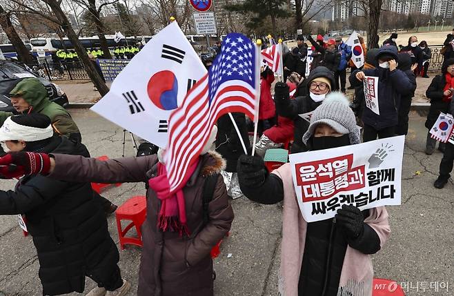 [과천=뉴시스] 김근수 기자 = 윤석열 대통령이 조사를 거부한 가운데 16일 경기 과천시 고위공직자범죄수사처 청사 인근에서 보수집회 단체 회원들이 구호를 외치고 있다. 2025.01.16. ks@newsis.com /사진=김근수