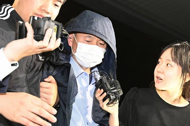 시흥시 정왕동에서 2명을 살해하고 2명에게 흉기를 휘둘러 다치게 한 혐의로 긴급체포된 차철남이 지난 19일 오후 경기 시흥경찰서로 압송되고 있다. /사진=뉴시스