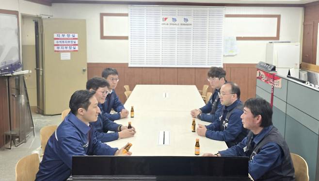 지난 15일 정 수석부회장(왼쪽 맨 앞)이 노동조합 사무실을 방문해 백호선 지부장(오른쪽 맨앞)을 만나 대화하고 있다. /사진=현대중공업지부